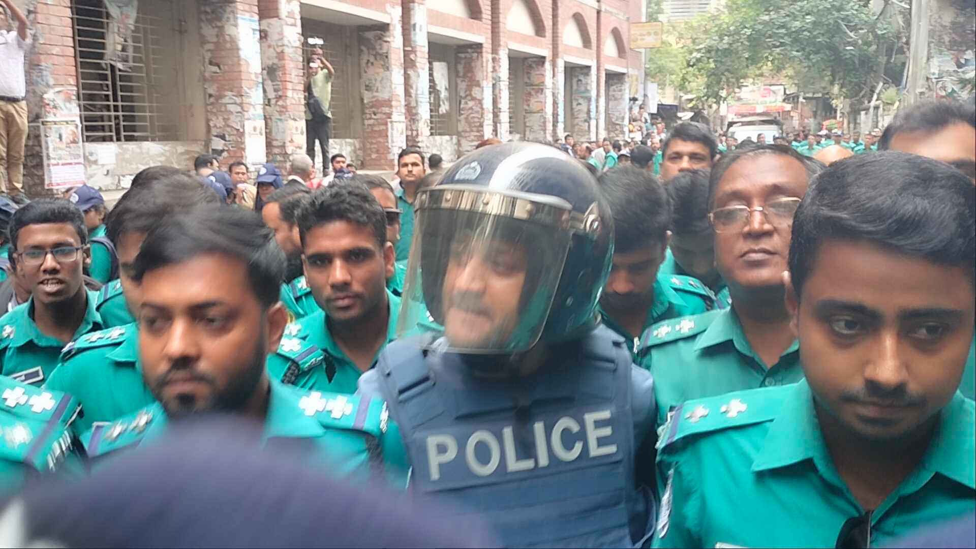 হত্যাচেষ্টা মামলায় ৫ দিনের রিমান্ডে ব্যারিস্টার সুমন